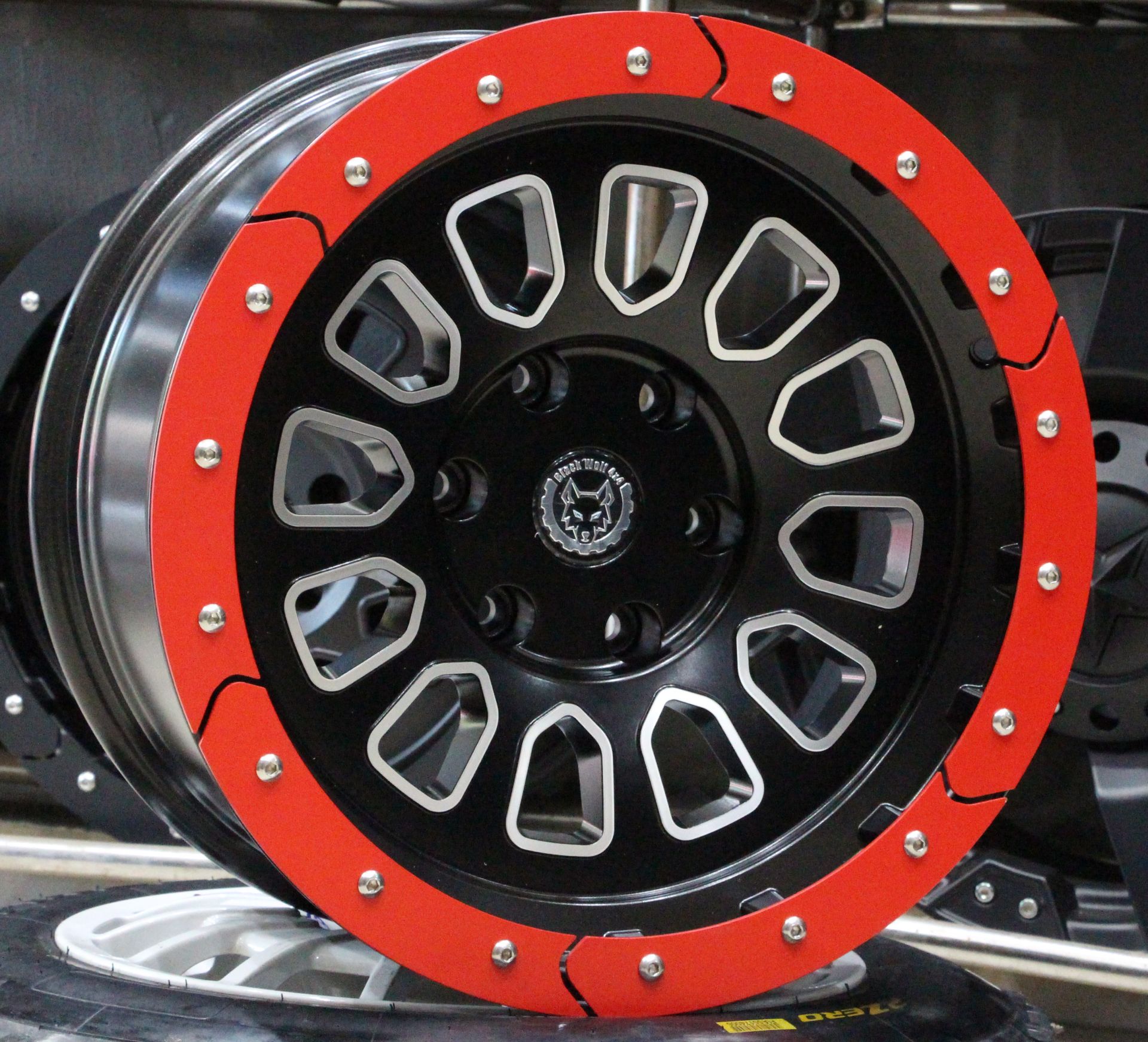 Black Wolf 571 18x9.0 6x114.3 ET+20 MB/RED